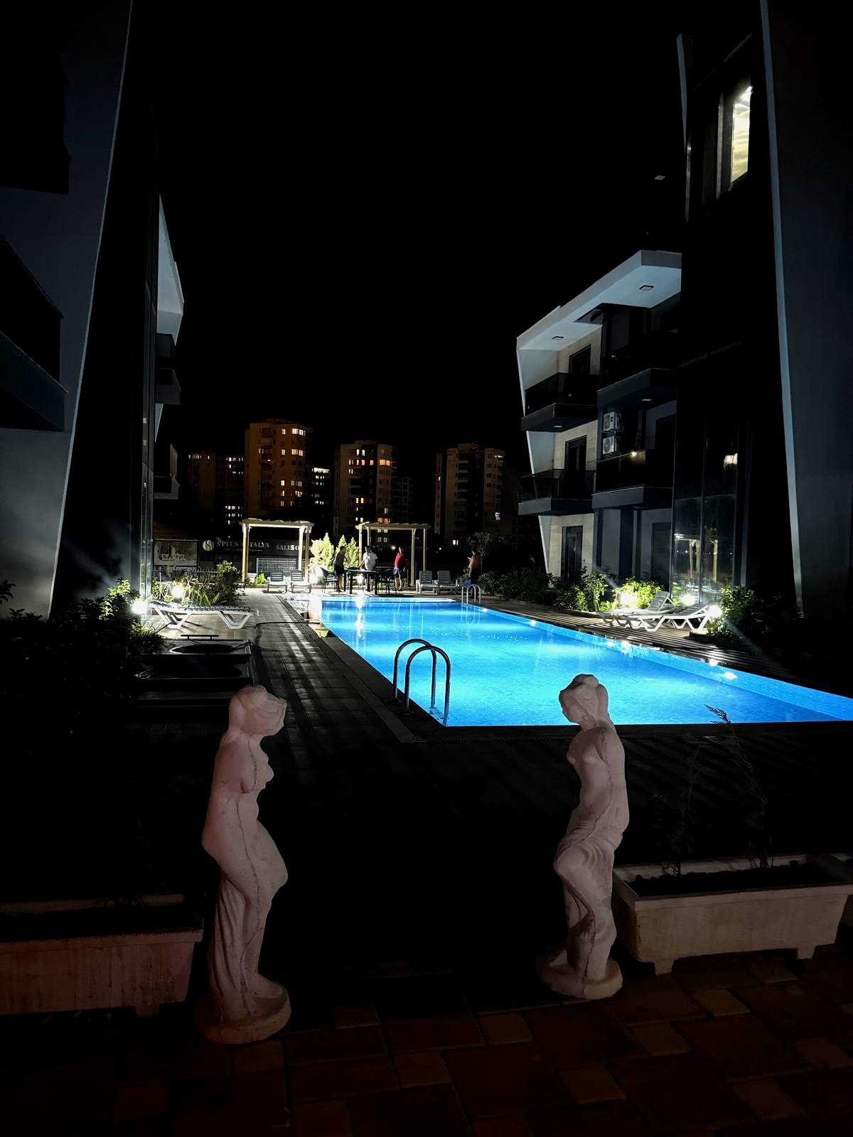 Gece Havuz Görünümü